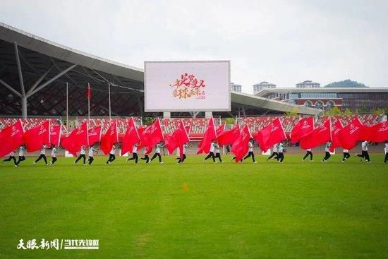 本片讲述了倒插门被媳妇全家厌弃的王小帅（王太利 饰）面对糊口窘境，决心放下一切实现胡想，因而他找到了老同窗肖年夜宝（肖央 饰）。曾由于拉年夜提琴的女孩马璐（屈菁菁 饰）而各奔前程的两人又聚在了一路，决议前去美国勇闯选秀节目。两兄弟千辛万苦来到纽约，却鬼使神差卷进了黑帮斗争事务。固然他们只想获得好名次，可是却激发了一系列爆笑事务，更让他们摸不着脑筋的是两位来自朝鲜的神秘杀手居然也和此行有关。万般无奈之下两个“老男孩”决议此次把年夜的！能不克不及成功逆袭，会不会惨死异乡就看最后决赛！